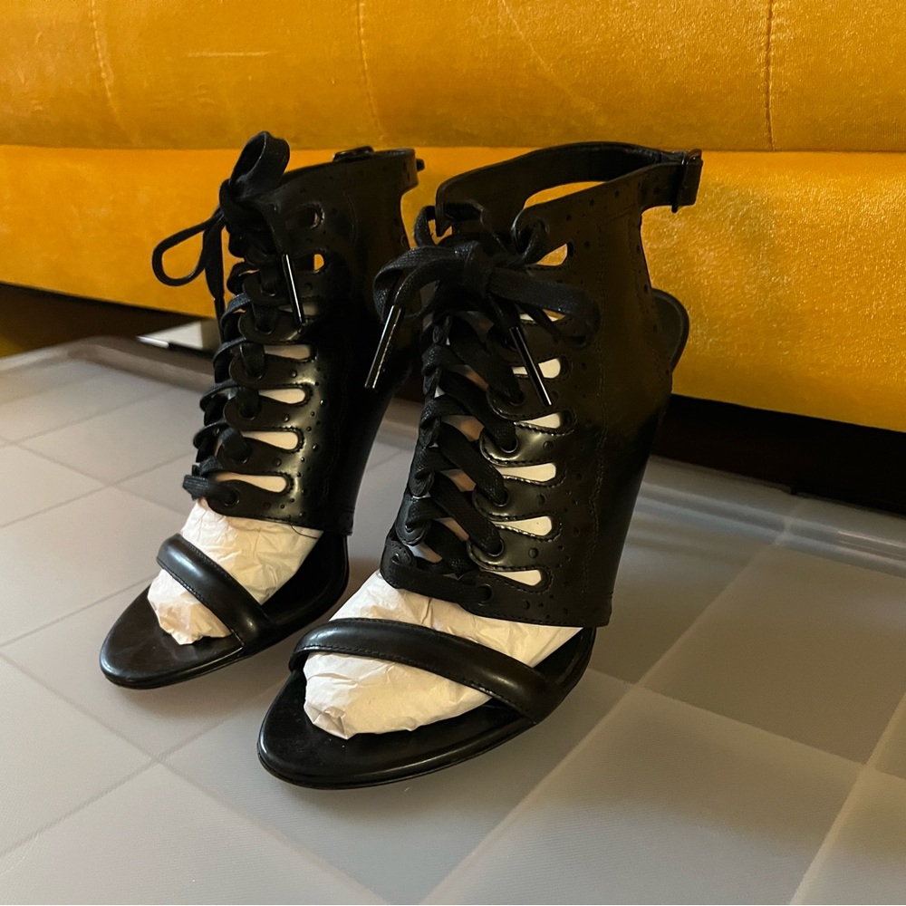 Burberry Black Heels Sophisticated Style
